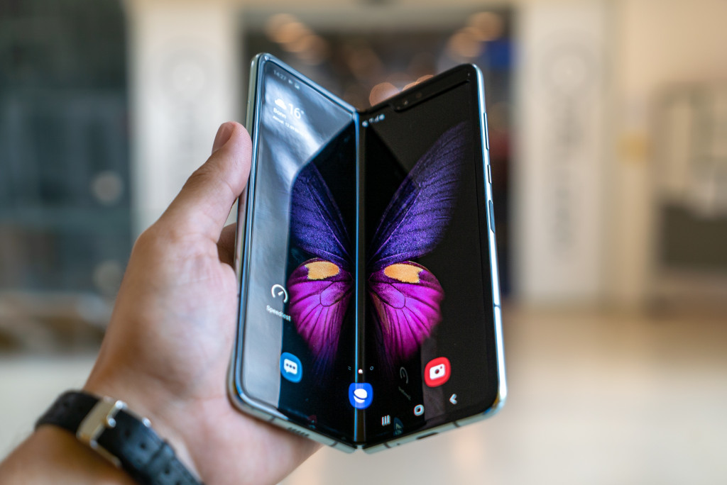 While you design the user experience, take into consideration borderless screens.